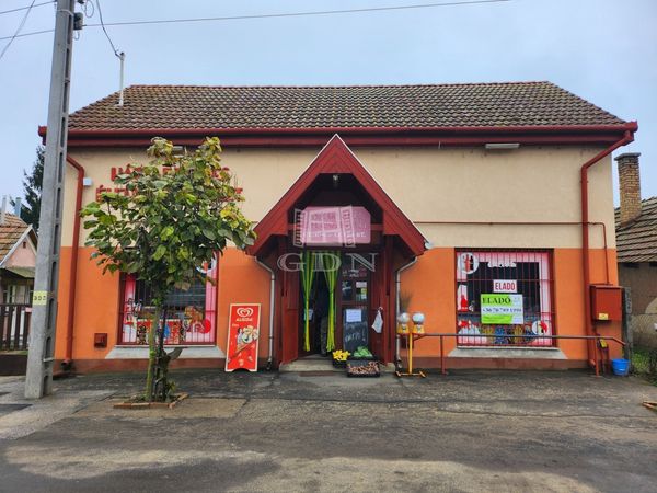 出卖 Újfehértó 商业用 - 店铺