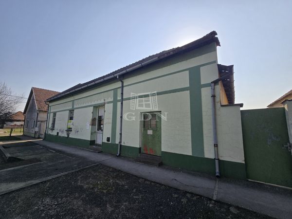 Eladó Kunbaja Üzlethelyiség