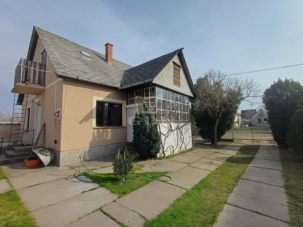 Eladó Érsekcsanád Családi ház
