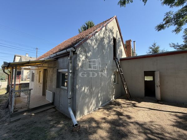 Eladó Erdőkertes Családi ház