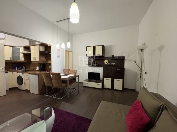 Eladó Budapest VI. kerület Lakás (téglaépítésű)