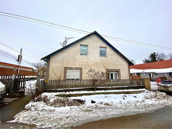 Eladó Szentlőrinckáta Családi ház