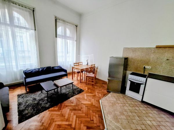 Eladó Budapest VI. kerület Lakás (téglaépítésű)