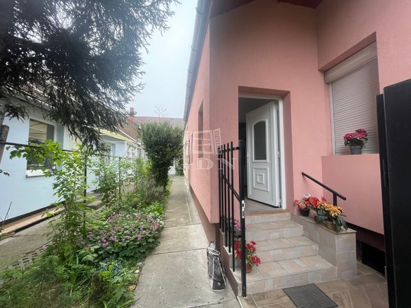 Eladó Szeged Házrész