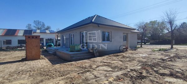 Продается Újszentiván Совмещенный дом