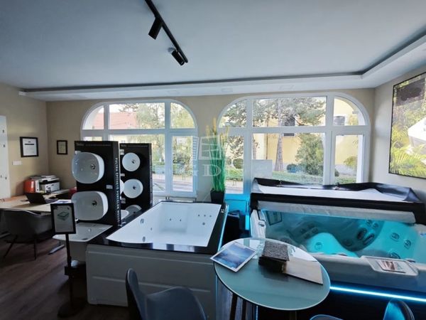 Eladó Budakeszi Üzlethelyiség