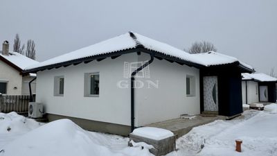 Bicske Ikerház - 89.900.000 Ft