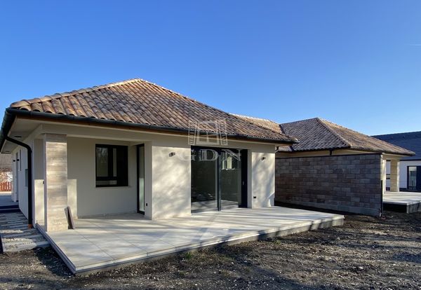 Eladó Herceghalom Ikerház