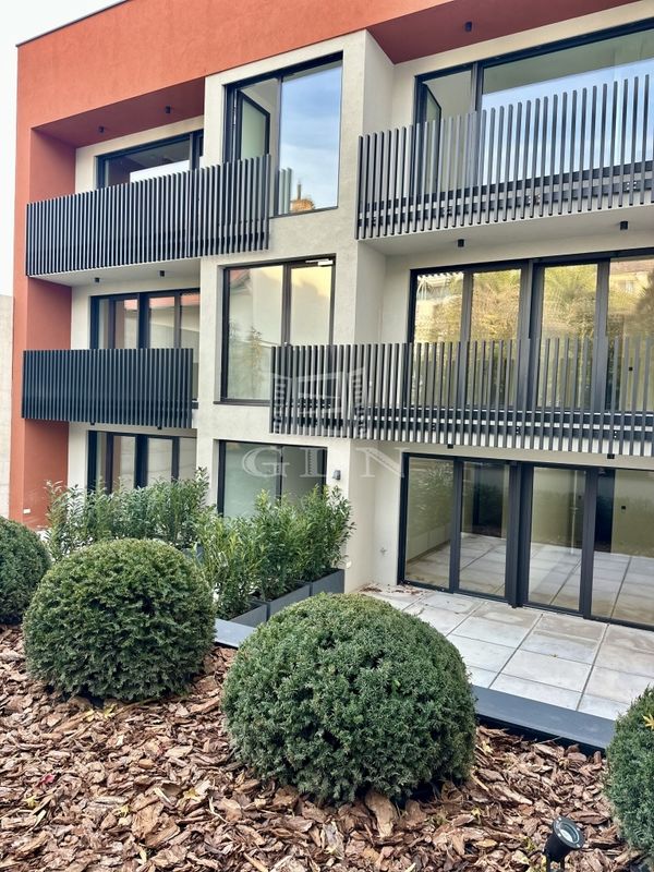 Eladó Budapest II. kerület Lakás (csúsztatott zsalu)