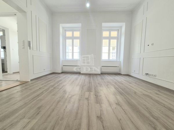 Eladó Budapest V. kerület Lakás (téglaépítésű)