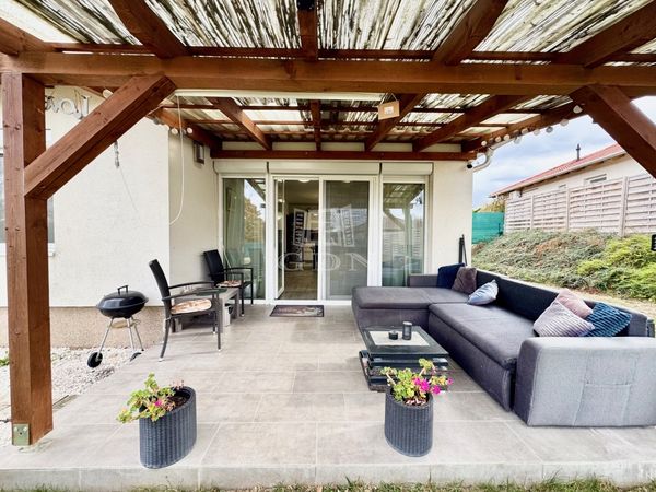 出卖 Pilisjászfalu 双面别墅