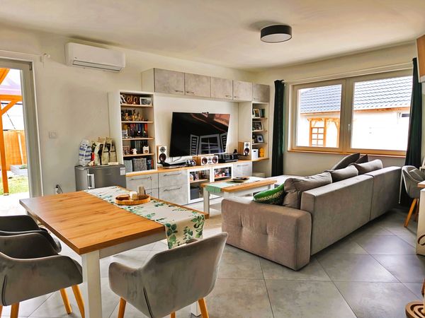 出卖 Kakucs 双面别墅