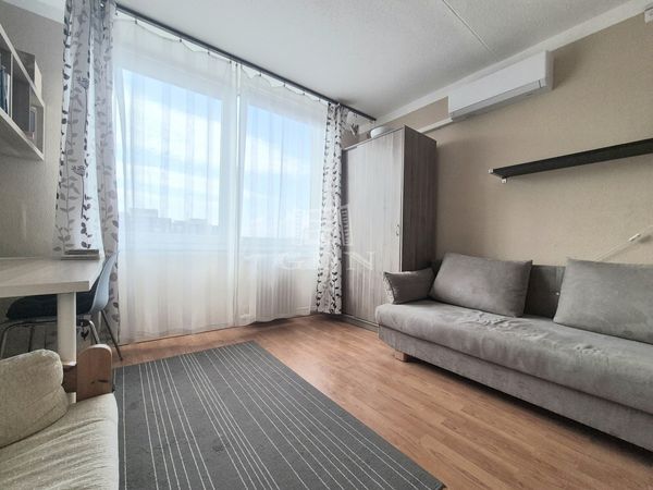 Eladó Budapest X. kerület Lakás (csúsztatott zsalu)