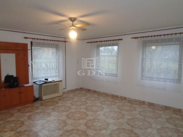 Eladó Telekes Családi ház