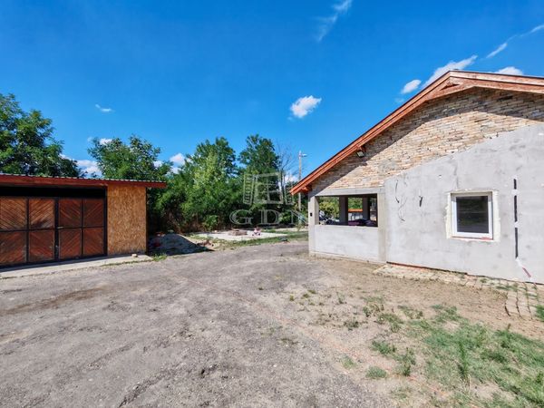 出卖 Pécel 土地