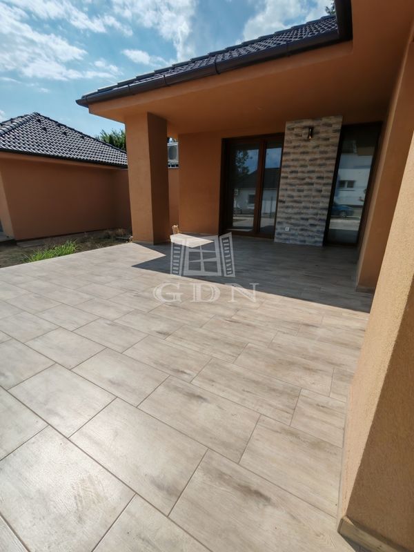 出卖 Csömör 双面别墅