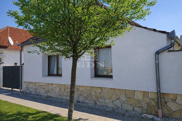 Eladó Béb Családi ház