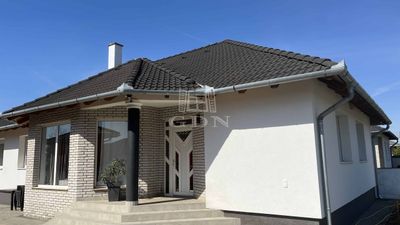 Pápa Einfamilienhaus - 106.244.200 HUF