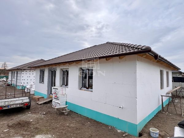 Eladó Áporka Ikerház