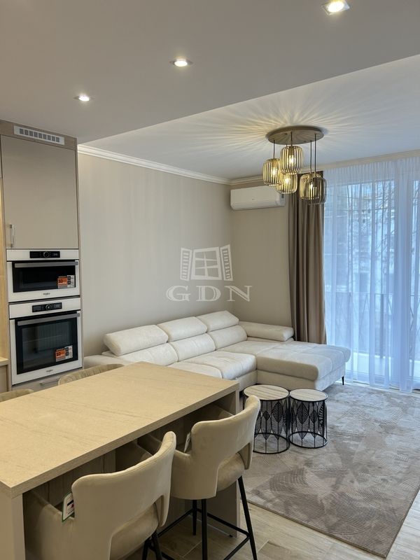 Eladó Budapest IX. kerület Lakás (csúsztatott zsalu)