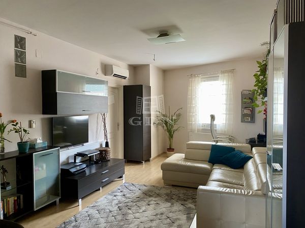 Eladó Budapest XV. kerület Lakás (téglaépítésű)