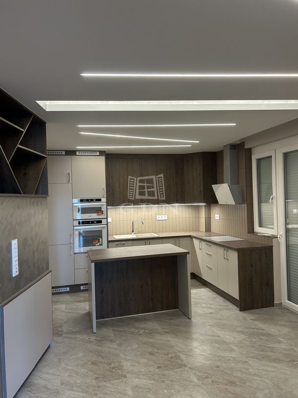 Eladó Budapest IX. kerület Lakás (csúsztatott zsalu)