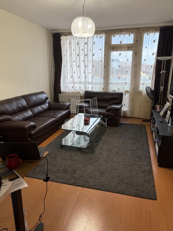 Eladó Budapest III. kerület Lakás (csúsztatott zsalu)