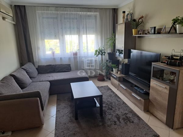 Eladó Budapest XV. kerület Lakás