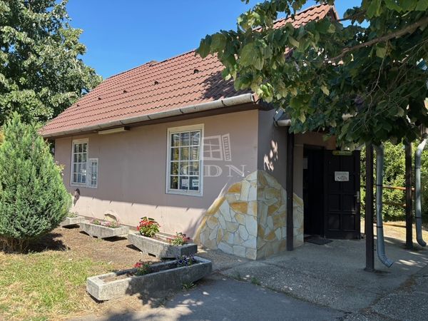 Eladó Komárom Üzlethelyiség