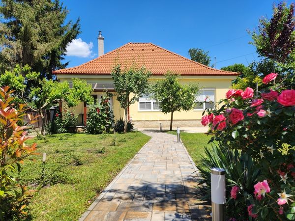 Kiadó Komárom Családi ház
