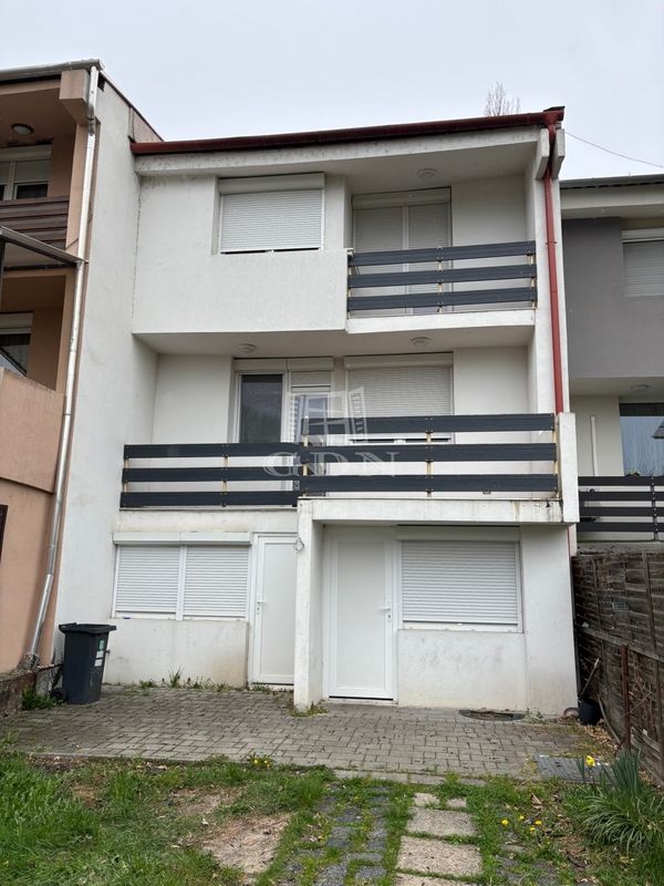 Eladó Komárom Sorház