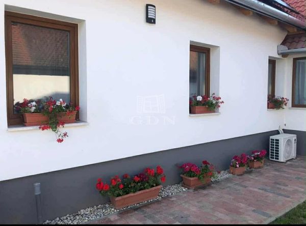 Eladó Balatonkeresztúr Vendéglátás