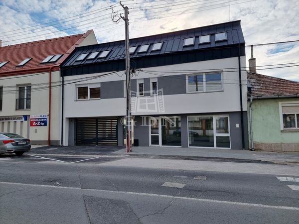 出租 Székesfehérvár 商业用 - 店铺