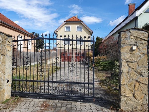 Kiadó Székesfehérvár Családi ház