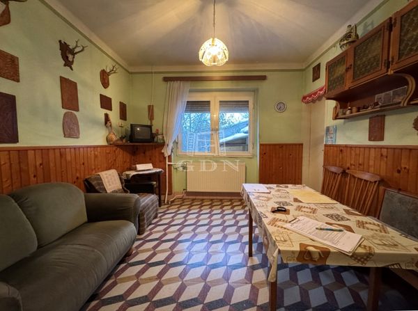 Eladó Magyaralmás Családi ház