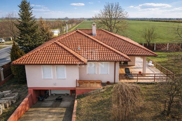 Eladó Úrhida Családi ház