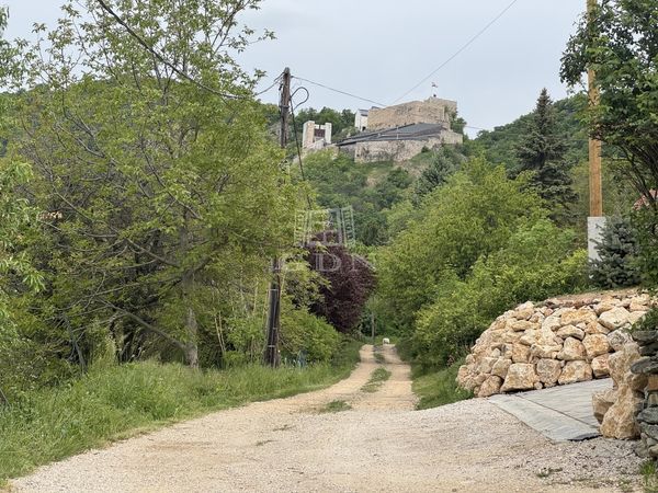 出卖 Csókakő 土地