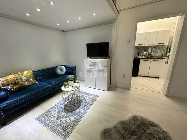 Eladó Budapest VI. kerület Lakás (téglaépítésű)