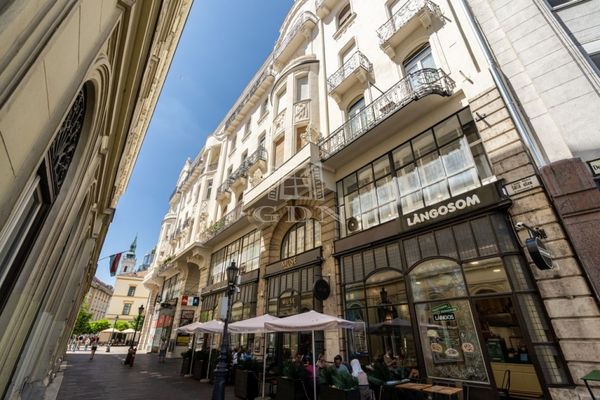 Eladó Budapest V. kerület Lakás (téglaépítésű)