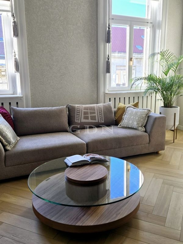 Eladó Budapest V. kerület Lakás (téglaépítésű)