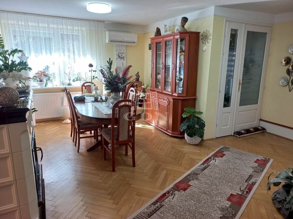Eladó Esztergom Családi ház