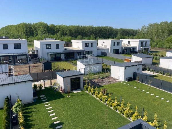 出卖 Ajka 公寓房（砖头）