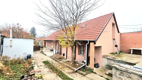 出卖 Üröm 家庭别墅