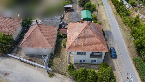 Eladó Szentlőrinckáta Családi ház