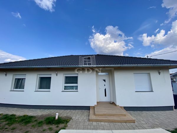 Eladó Tököl Családi ház