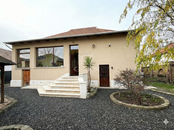 Eladó Cegléd Családi ház