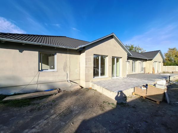 Eladó Kiskunlacháza Sorház