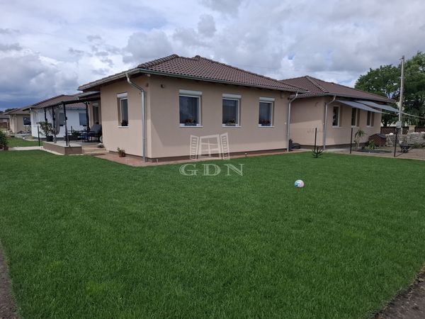 Eladó Kiskunlacháza Ikerház