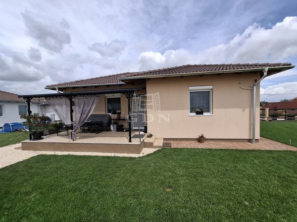 出卖 Kiskunlacháza 双面别墅