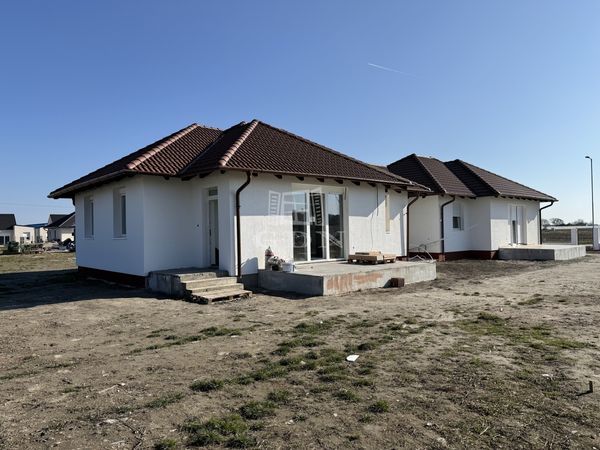 Eladó Jászberény Ikerház